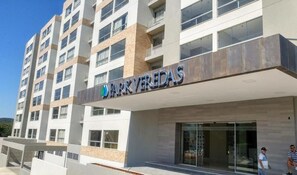 Un immeuble à plusieurs étages, sur lequel on peut voir une enseigne bien visible indiquant « PARK VEREDAS ».