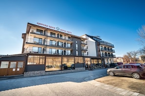 A multi-story hotel with balconies and a sign reading 'LARSKA BANA ROYAL BATH'. - Hotel Royal Bath (Karlovo)