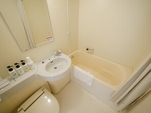 Une salle de bain avec un lavabo, un miroir et une baignoire.