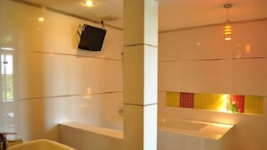 Ein modernes Badezimmer mit Badewanne, Toilette und Duschbereich.