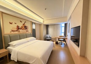 Una habitación de hotel con una cama grande, un escritorio, una silla, un televisor y un cuadro en la pared.