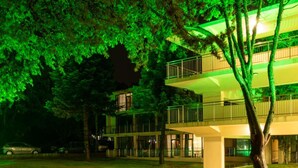 A multi-story building with a flat roof and a balcony. - Queen Nelly Park (Kiten)