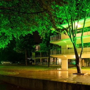A multi-story building with a flat roof and a balcony. - Queen Nelly Park (Kiten)