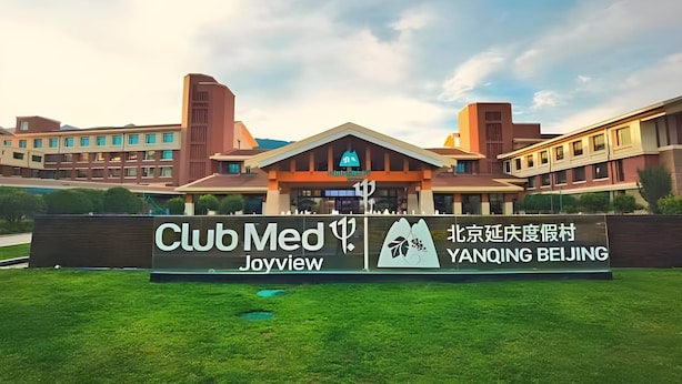 A modern building with a sign that reads 'Club Med Joyview Yanqing Beijing.' - Club Med Joyview Beijing Yanqing (Beijing)