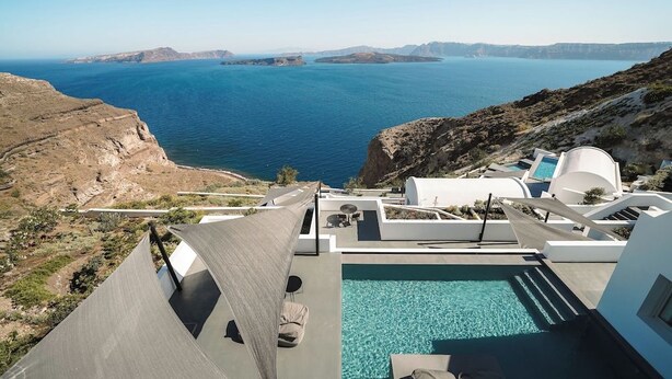 Un hotel moderno con piscina sul tetto e vista sul paesaggio costiero.