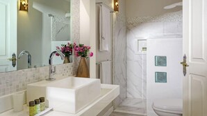 A bathroom with a large mirror, a white sink, a shower area, and a toilet. - Mona Lisa Pousada (Jijoca de Jericoacoara)