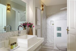 A bathroom with a large mirror, a white sink, a shower area, and a toilet. - Mona Lisa Pousada (Jijoca de Jericoacoara)