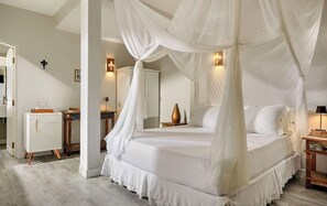 A bedroom with a four-poster bed, a nightstand, a mirror, and a wardrobe. - Mona Lisa Pousada (Jijoca de Jericoacoara)