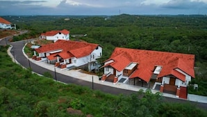 Zona residencial con casas de techo rojo, rodeada de vegetación.