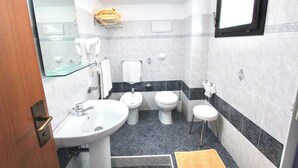 Loft, Sea View | Bathroom | Hair dryer, bidet, towels, toilet paper - Residence with swimming pool in Capo d'Orlando (Capo d'Orlando)