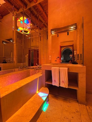A modern bathroom with a large mirror, a bathtub, and a shower area. - Riad BAB Yacout Piscine & SPA (Marrakech)