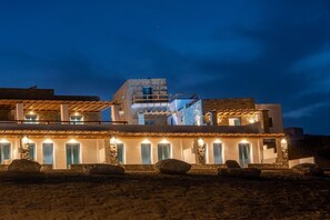 Ein Küstenhaus mit mehreren Zimmern, einem Balkon und einer Steinaußenfassade.