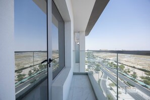 A balcony with a clear view of a highway and surrounding landscape. - Bloomfields 2BR Duplex in Oasis 1 (Abu Dhabi)