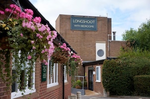 Un edificio con un letrero que dice 'LONGSHOOT WITH BEDROOMS'.