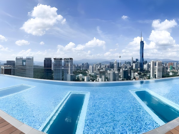 A rooftop infinity pool with a city skyline view. - Riveria City at KL Sentral by Archos (Kuala Lumpur)