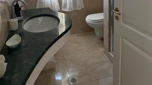 Twin Room, City View | Bathroom - KENTO RESORT (Sicilia)