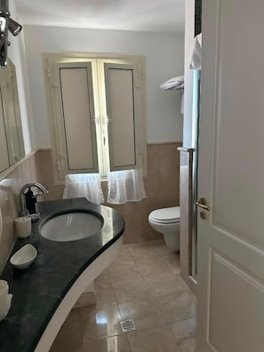 Habitació amb dos llits individuals, vistes a la ciutat | Bany