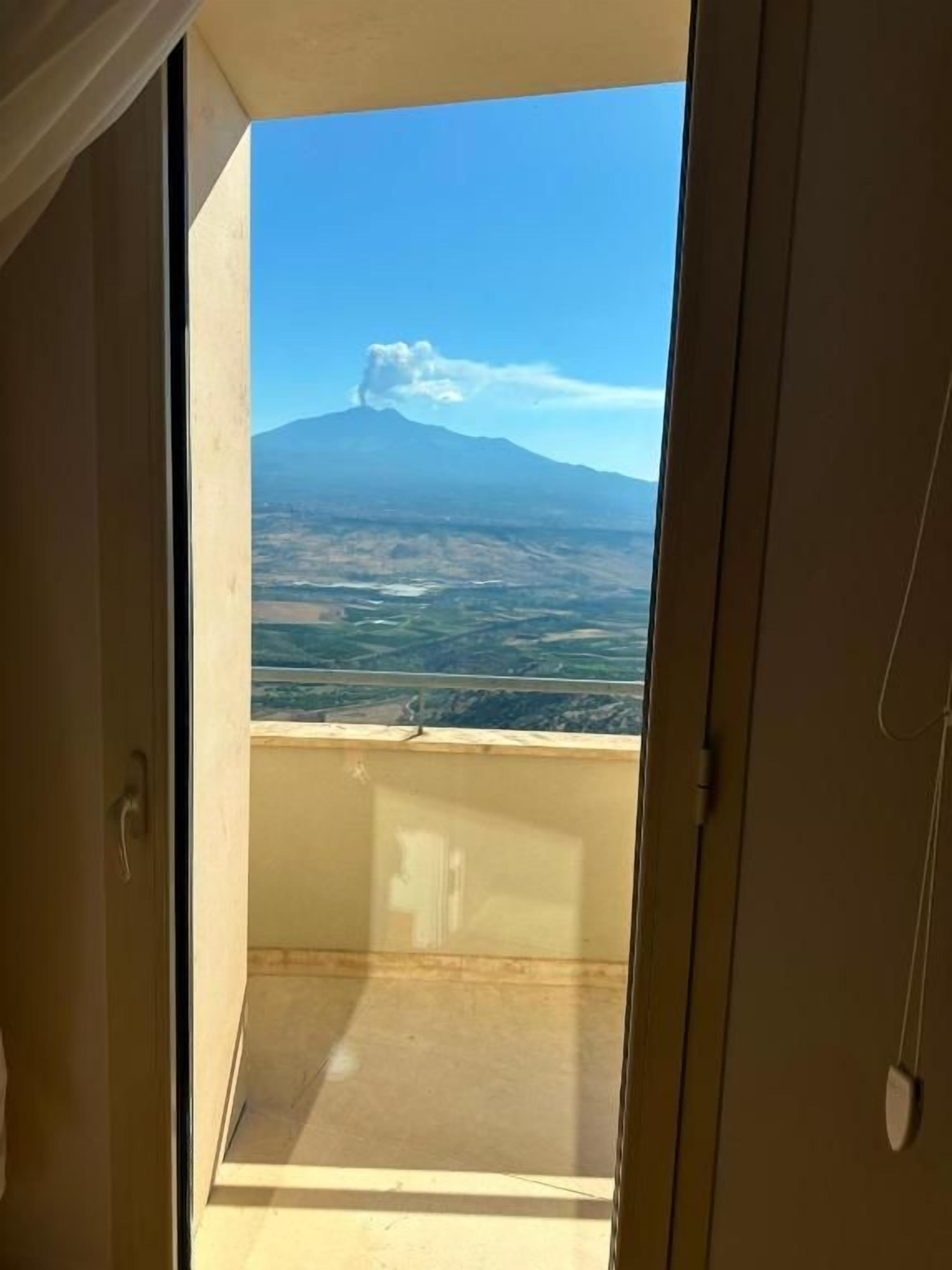 Un balcón con vistas a la montaña.