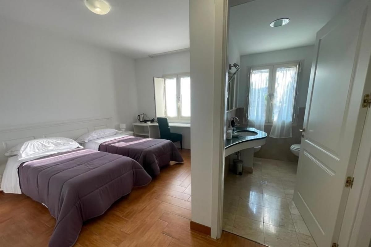 Habitació amb dos llits individuals, vistes a la ciutat | Planxa i posts de planxar i wifi gratuïta 