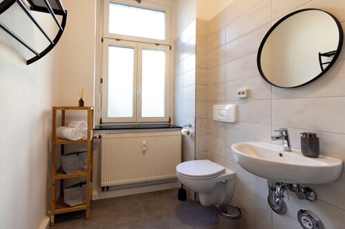 Business & Life Apartment near TU, HBF, and the Opera House — Smart TV and kitchen