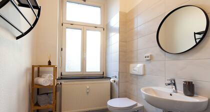 Business & Life Apartment near TU, HBF, and the Opera House — Smart TV and kitchen