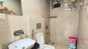 Shower, towels, soap, shampoo - Bansuri hotel (NATHDWARA)