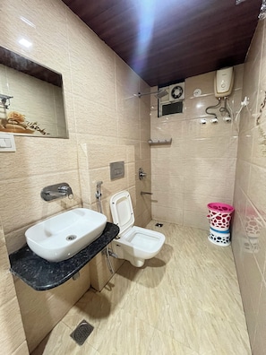 Shower, towels, soap, shampoo - Bansuri hotel (NATHDWARA)