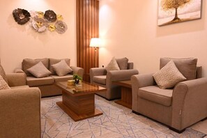 ห้องดีลักซ์สวีท, 2 ห้องนอน | บริเวณนั่งเล่น