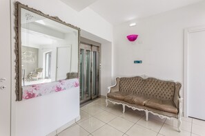 A room with a mirrored wardrobe, a bench, and a door with a sign. - Stanze Letterarie -  'Mario Grasso'  (Catania)
