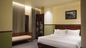 Ein Hotelzimmer mit einem Bett, einer Sitzbank und einem Kleiderschrank.