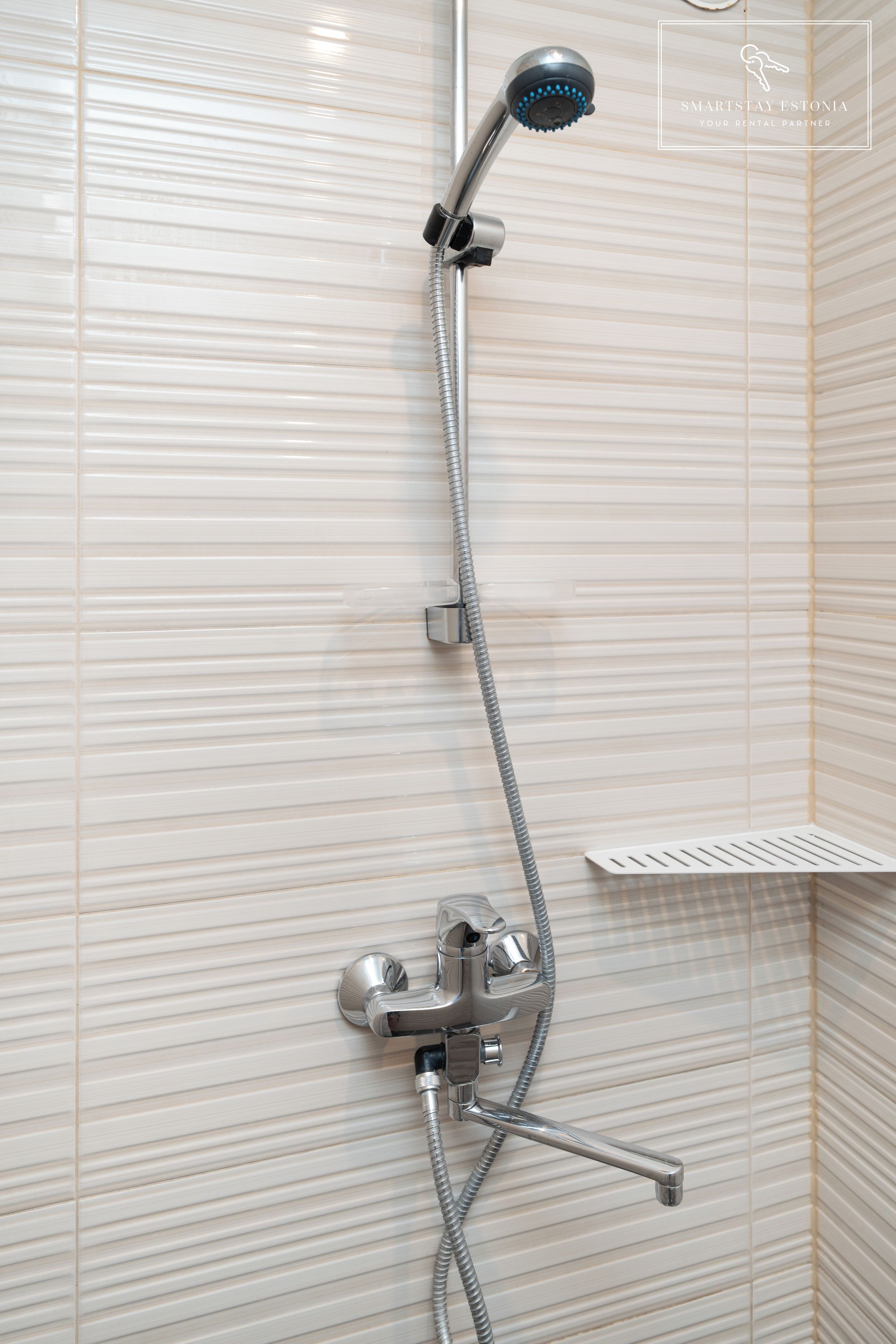Een douche, een haardroger, handdoeken, zeep