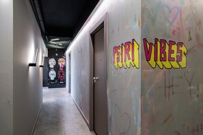 A hallway with graffiti art and a door labeled 'PSI RIVI'. - Psiri Vibes Rooms & Suites in Athens (Athina)