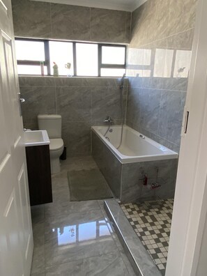 Unclassified image, 5 of 13, button - Modern 2 bed Apartment With 2 Baths - 2391 (Harare)