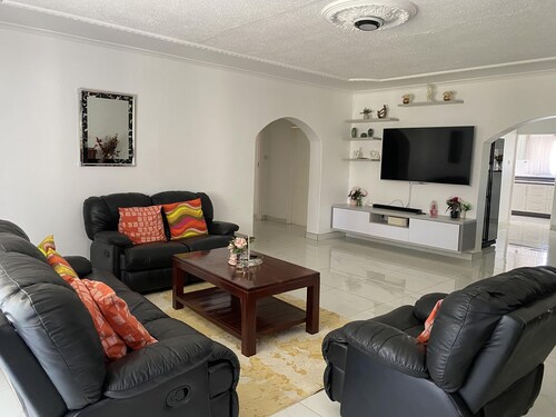 Newly Renovated 4 Bedroom Guesthouse - 2389