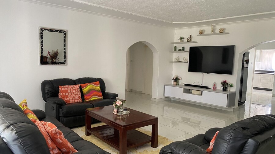Newly Renovated 4 Bedroom Guesthouse - 2389