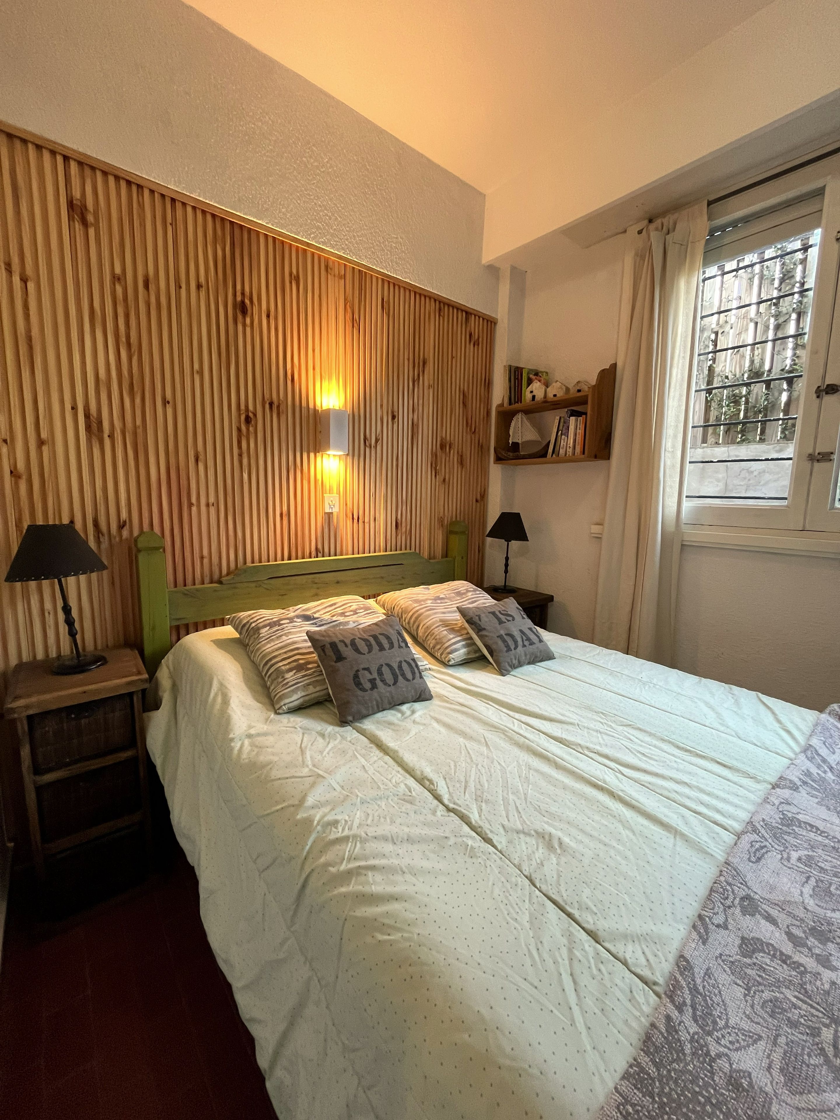 WiFi (free), bed sheets
