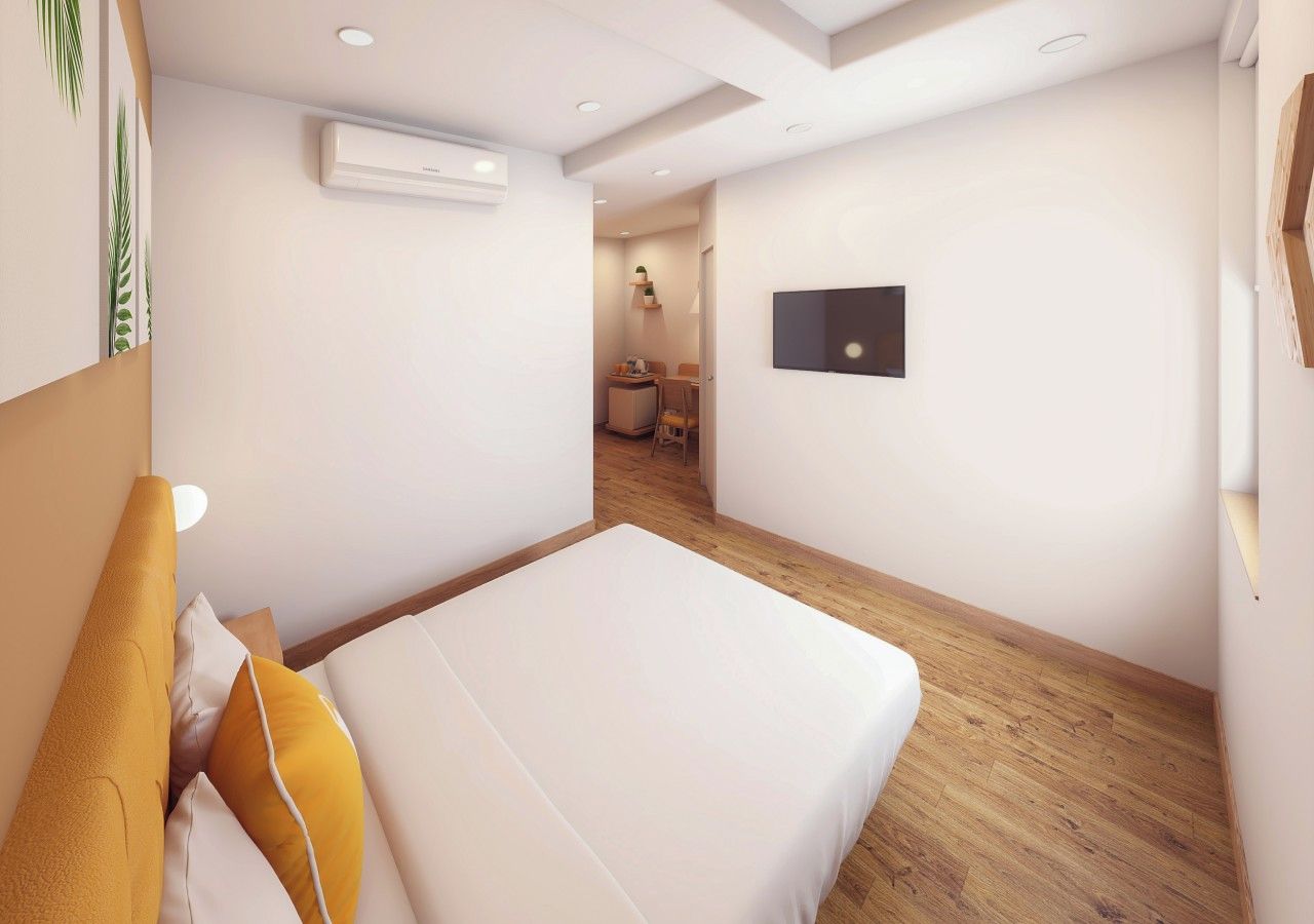 Habitació d'hotel moderna amb un llit gran, una televisió de pantalla plana i un terra de fusta.