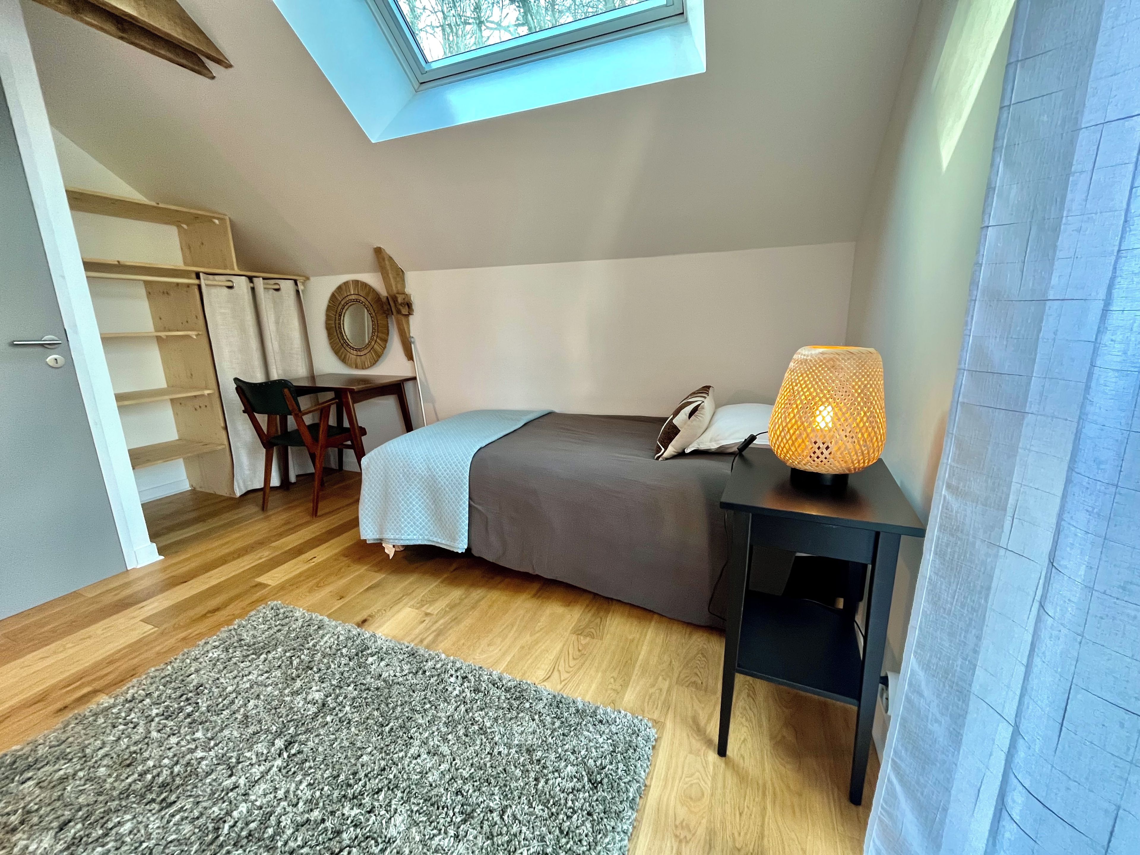 Tabla de planchar con plancha, wifi y ropa de cama 
