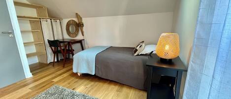 Tabla de planchar con plancha, wifi y ropa de cama