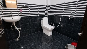 ห้องดีลักซ์ | ห้องน้ำ | ฝักบัว, ของใช้ในห้องน้ำฟรี, ผ้าเช็ดตัว, สบู่