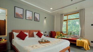 Desk, laptop workspace - Sharan Stay (Naggar)