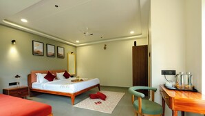 Desk, laptop workspace - Sharan Stay (Naggar)