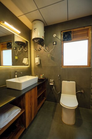 Luxury Double or Twin Room, Balcony, Mountain View | Bathroom - Sharan Stay (Naggar)