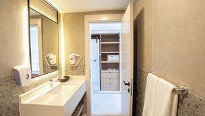 Economy kamer | Badkamer | Een haardroger, handdoeken