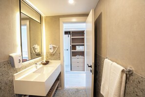 Quarto econômico | Banheiro | Secador de cabelo, toalhas de banho