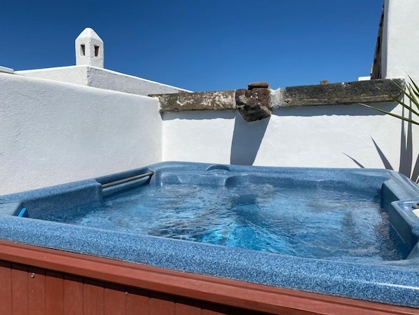 Outdoor spa tub - Le Sette Vele B&B (Santa Marina Salina)