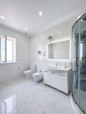 Luxury-Ferienhaus, Veranda, Gartenblick | Badezimmer | Hausschuhe