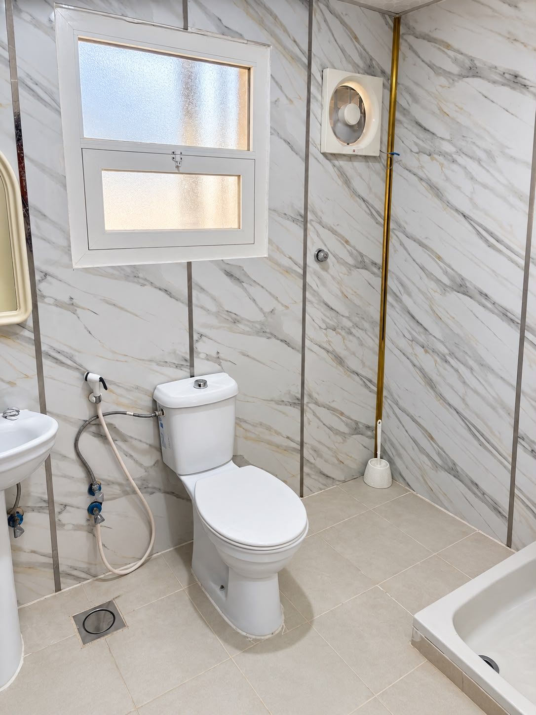 Bañera con ducha, toallas, jabón