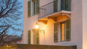 Outdoor dining - Castel Brando (Brando)