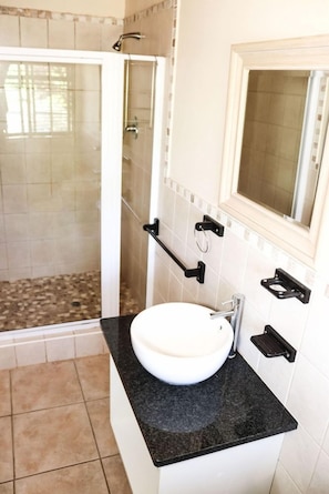 Bathroom - The Old Hatchery (Underberg)